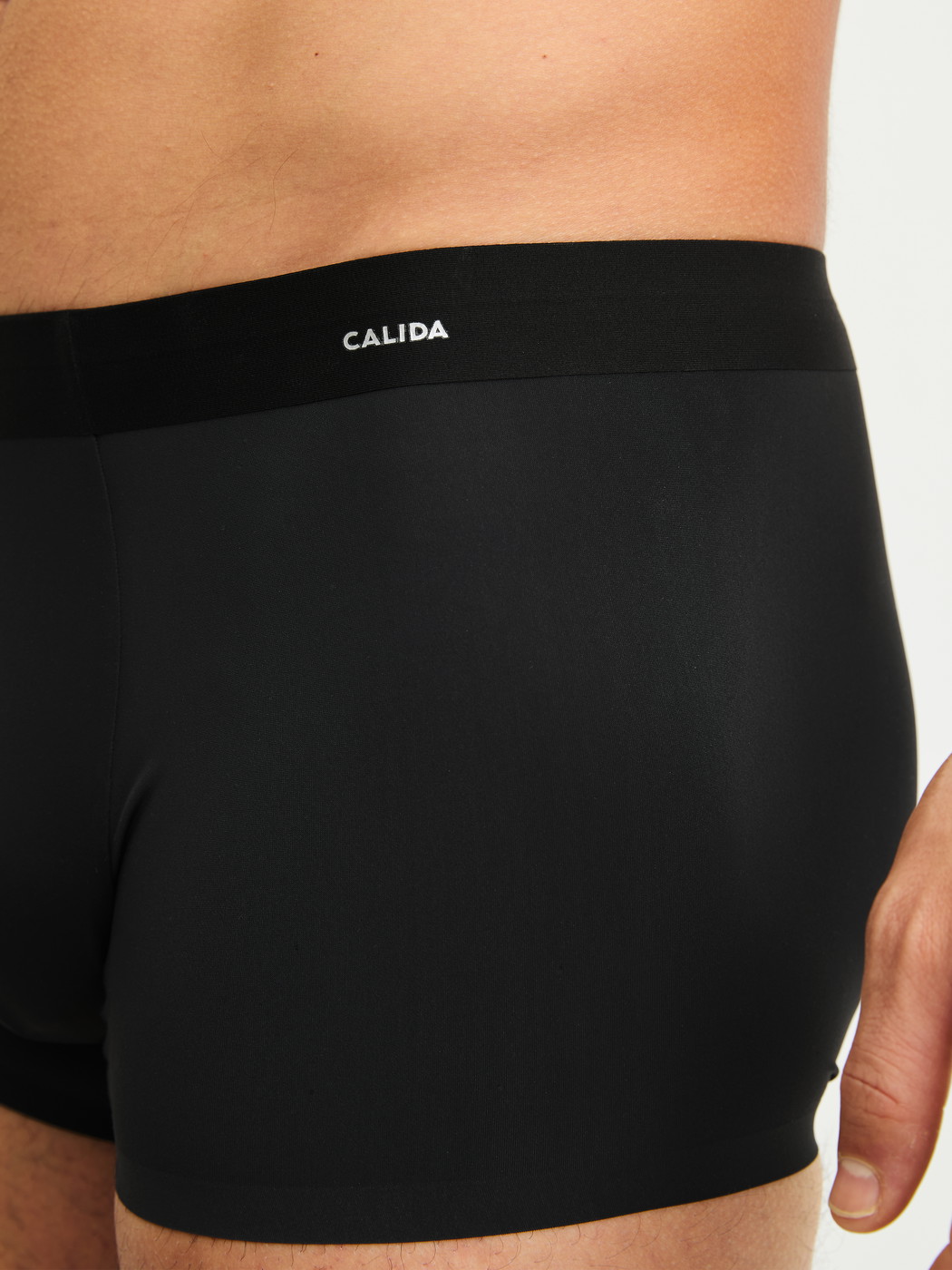 Herren-Model trägt Boxer Brief aus Polyamid in Schwarz, Einfarbig aus Serie Micro Invisible von CALIDA, Detail