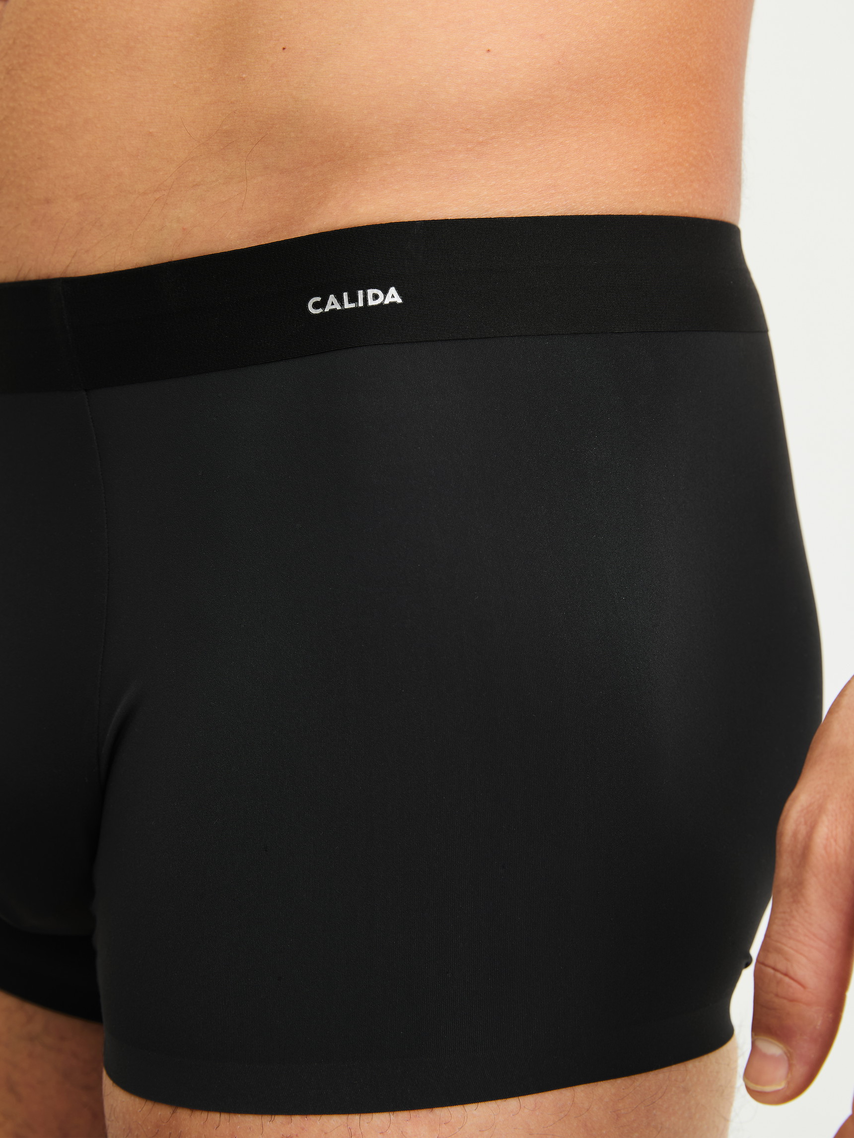 Herren-Model trägt Boxer Brief aus Polyamid in Schwarz, Einfarbig aus Serie Micro Invisible von CALIDA, Detail