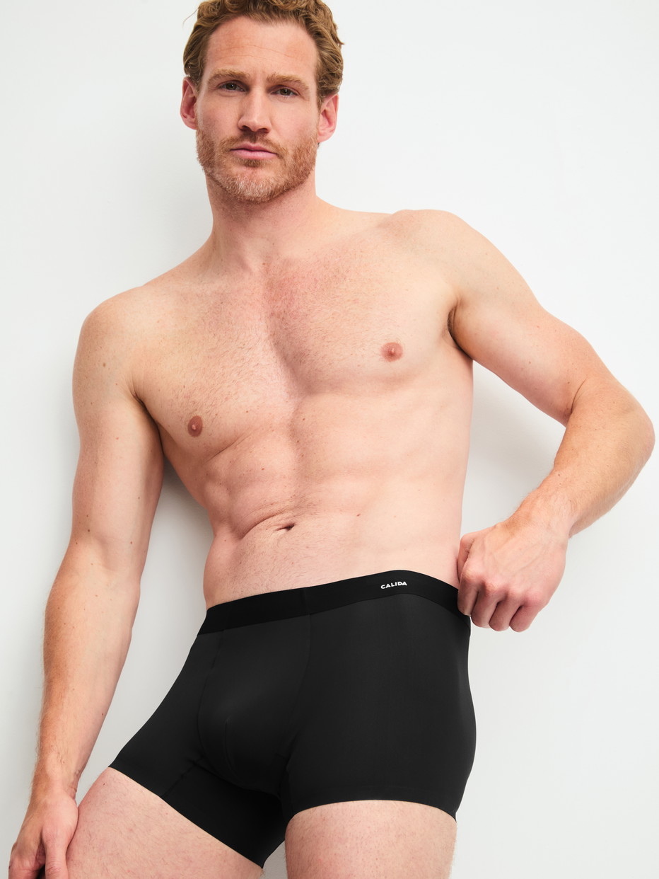 Herren-Model trägt Boxer Brief aus Polyamid in Schwarz, Einfarbig aus Serie Micro Invisible von CALIDA, Zusatzbild