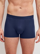 Herren-Model trägt Boxer Brief aus Lyocell in Blau, Einfarbig aus Serie Natural Cooling von CALIDA, Vorderansicht