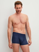 Herren-Model trägt Boxer Brief aus Lyocell in Blau, Einfarbig aus Serie Natural Cooling von CALIDA, Outfit