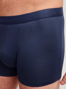 Herren-Model trägt Boxer Brief aus Lyocell in Blau, Einfarbig aus Serie Natural Cooling von CALIDA, Detail
