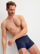 Herren-Model trägt Boxer Brief aus Lyocell in Blau, Einfarbig aus Serie Natural Cooling von CALIDA, Vorderansicht