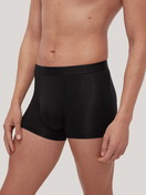 Herren-Model trägt Boxer Brief aus TENCEL™ in Schwarz, Einfarbig aus Serie Natural Cooling von CALIDA, Vorderansicht