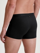Herren-Model trägt Boxer Brief aus TENCEL™ in Schwarz, Einfarbig aus Serie Natural Cooling von CALIDA, Rückansicht