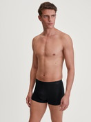 Herren-Model trägt Boxer Brief aus TENCEL™ in Schwarz, Einfarbig aus Serie Natural Cooling von CALIDA, Outfit