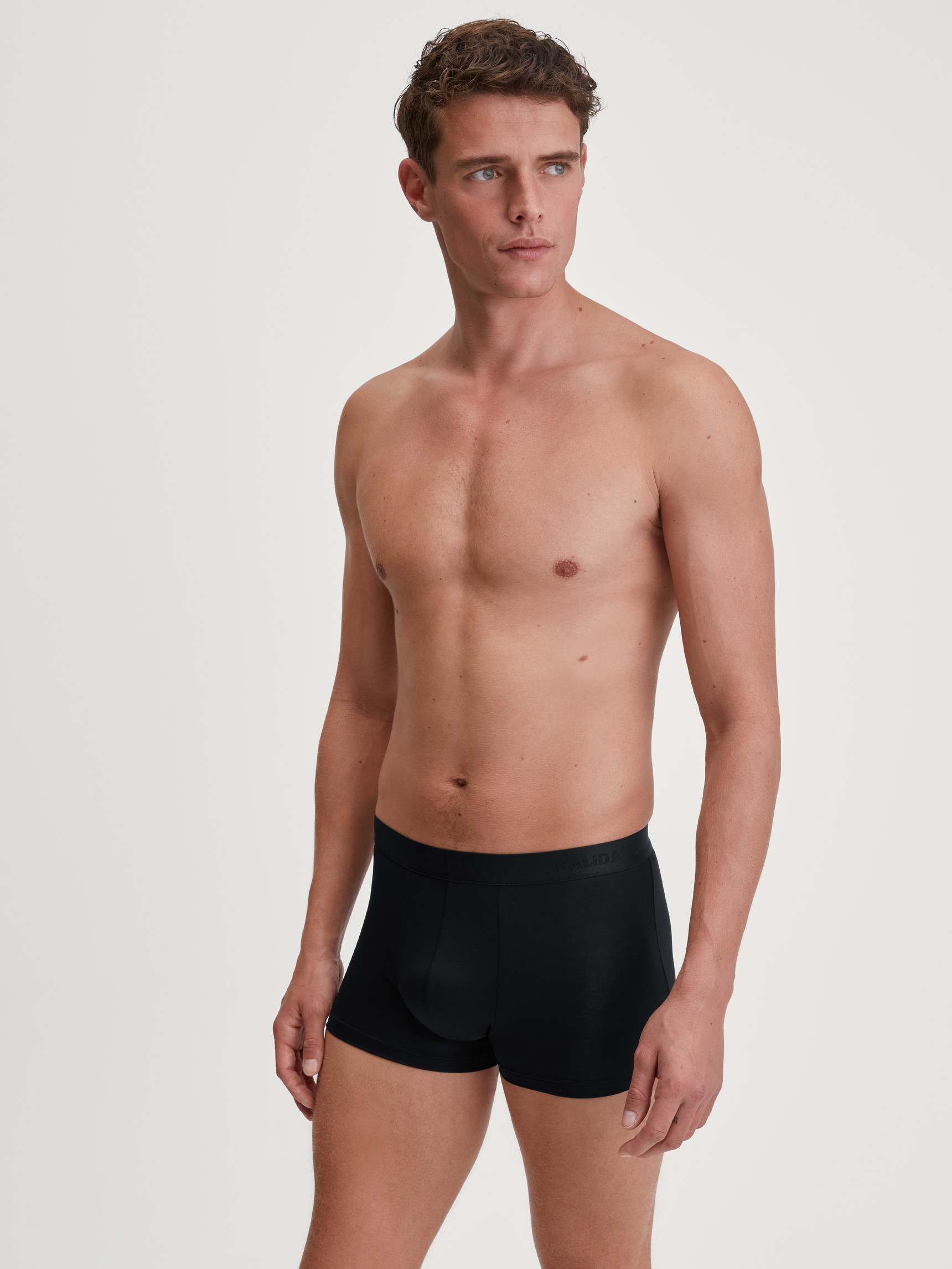 Herren-Model trägt Boxer Brief aus TENCEL™ in Schwarz, Einfarbig aus Serie Natural Cooling von CALIDA, Outfit