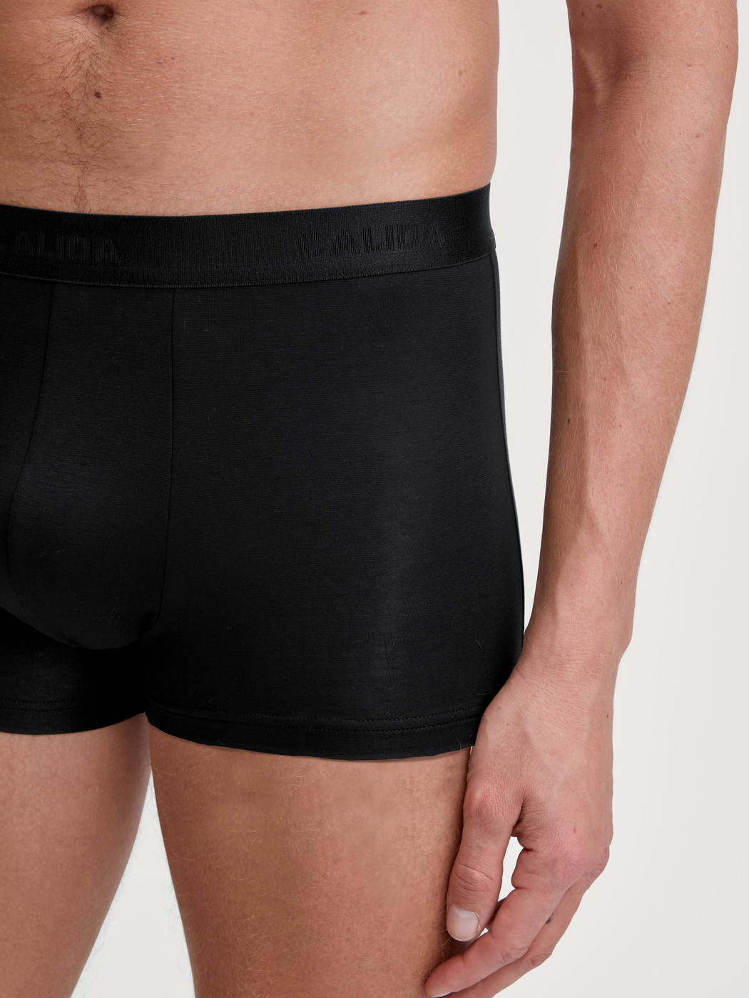 Herren-Model trägt Boxer Brief aus TENCEL™ in Schwarz, Einfarbig aus Serie Natural Cooling von CALIDA, Detail