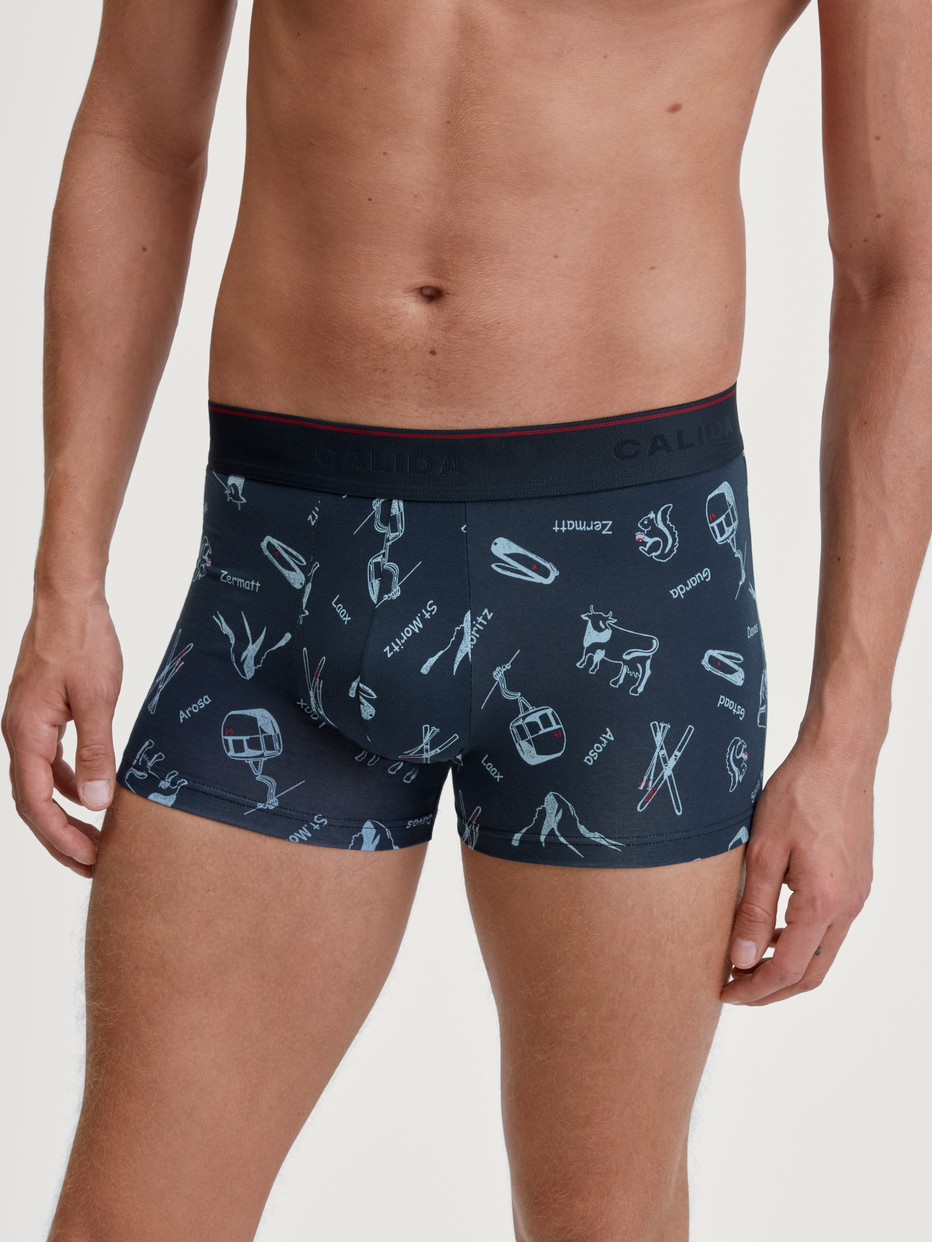 Herren-Model trägt Boxer Brief aus Baumwolle in Blau, Motiv aus Serie Swiss Resort von CALIDA, Vorderansicht