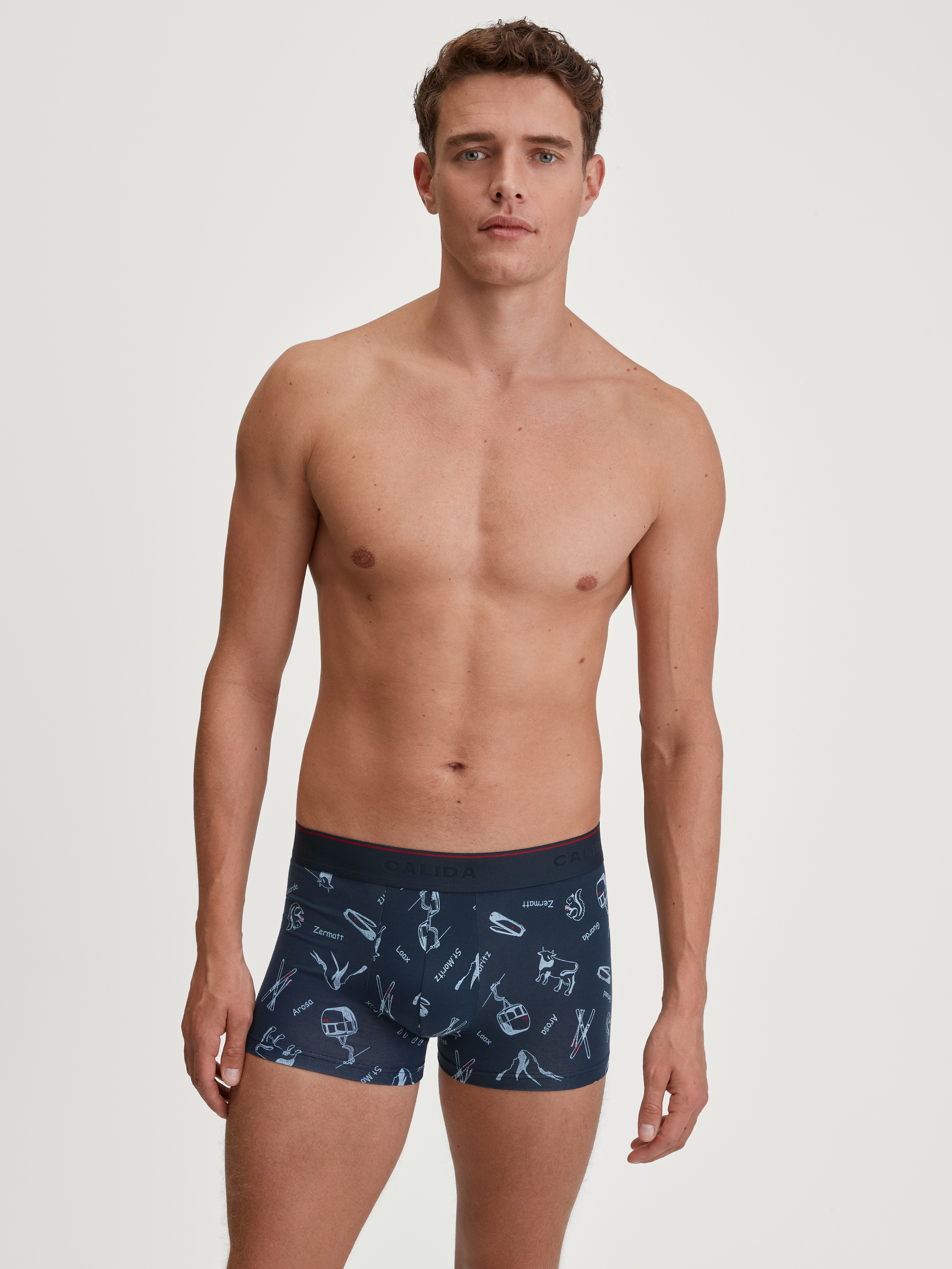 Le mannequin Homme porte le/la Boxer brief en Coton de couleur Bleu, Motif, de la série Swiss Resort de CALIDA, Tenue