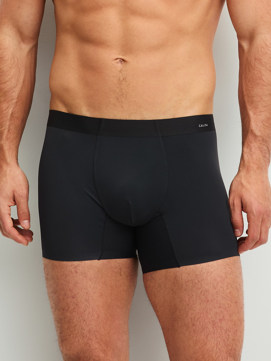 Herren-Model trägt Boxer Brief mit längerem Bein aus Polyamid in Schwarz, Einfarbig aus Serie Micro Invisible von CALIDA, Vorderansicht