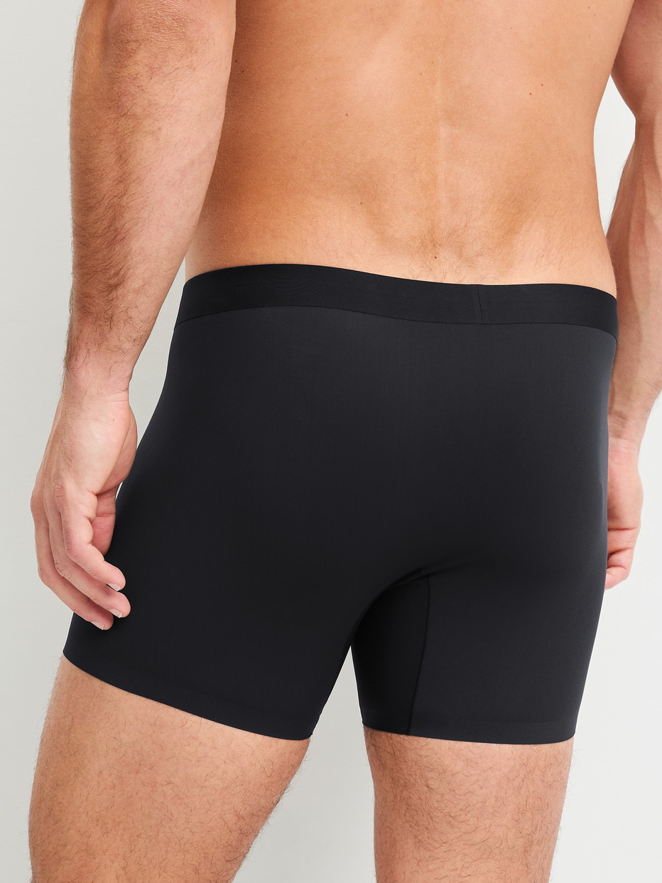 Herren-Model trägt Boxer Brief mit längerem Bein aus Polyamid in Schwarz, Einfarbig aus Serie Micro Invisible von CALIDA, Rückansicht