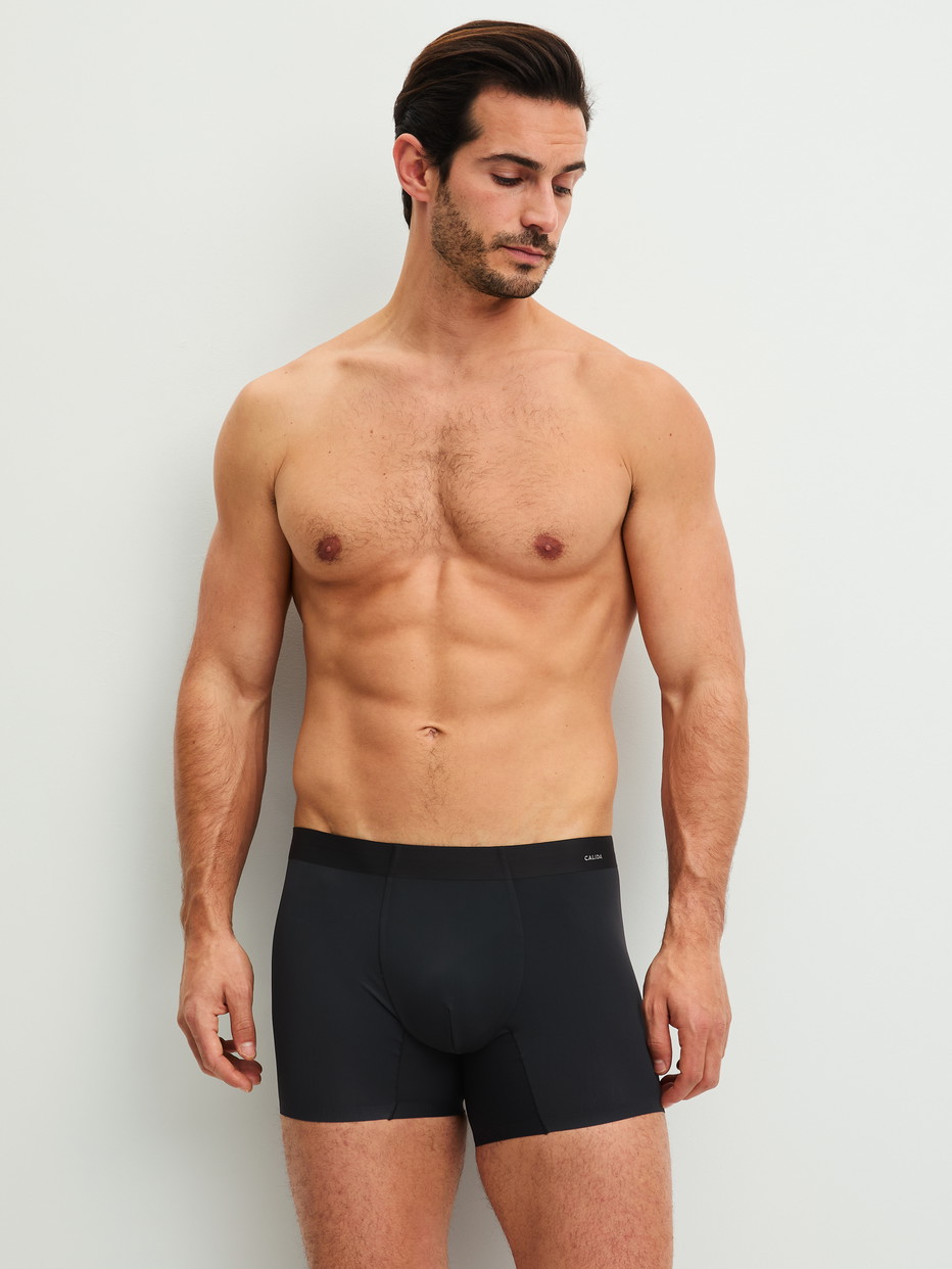 Herren-Model trägt Boxer Brief mit längerem Bein aus Polyamid in Schwarz, Einfarbig aus Serie Micro Invisible von CALIDA, Outfit