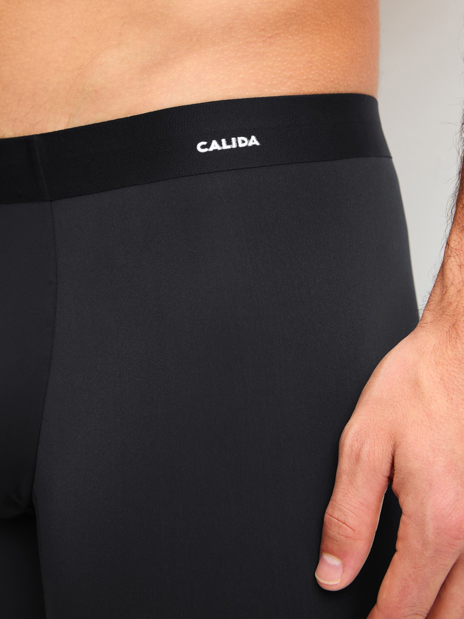 Herren-Model trägt Boxer Brief mit längerem Bein aus Polyamid in Schwarz, Einfarbig aus Serie Micro Invisible von CALIDA, Detail