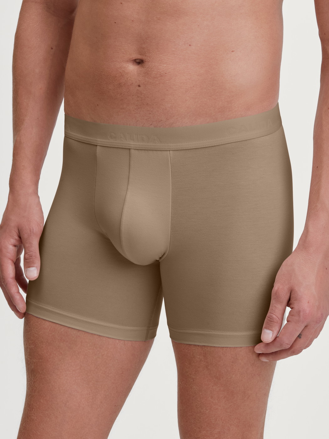 La modella / Il modello Uomo indossa Boxer lungo in TENCEL™ di colore Beige, Tinta unita, della serie Natural Cooling di CALIDA, Vista frontale