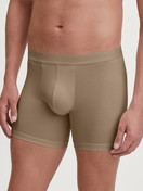 La modella / Il modello Uomo indossa Boxer lungo in TENCEL™ di colore Beige, Tinta unita, della serie Natural Cooling di CALIDA, Vista frontale