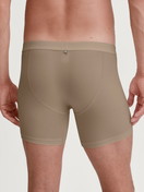 La modella / Il modello Uomo indossa Boxer lungo in TENCEL™ di colore Beige, Tinta unita, della serie Natural Cooling di CALIDA, Vista posteriore