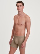 La modella / Il modello Uomo indossa Boxer lungo in TENCEL™ di colore Beige, Tinta unita, della serie Natural Cooling di CALIDA, Abbigliamento