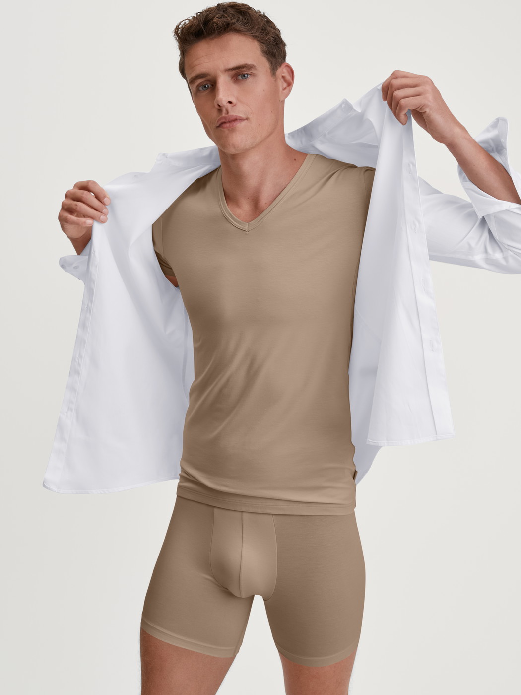 La modella / Il modello Uomo indossa Boxer lungo in TENCEL™ di colore Beige, Tinta unita, della serie Natural Cooling di CALIDA, Immagine aggiuntiva