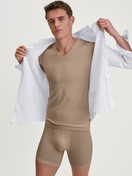 La modella / Il modello Uomo indossa Boxer lungo in TENCEL™ di colore Beige, Tinta unita, della serie Natural Cooling di CALIDA, Immagine aggiuntiva