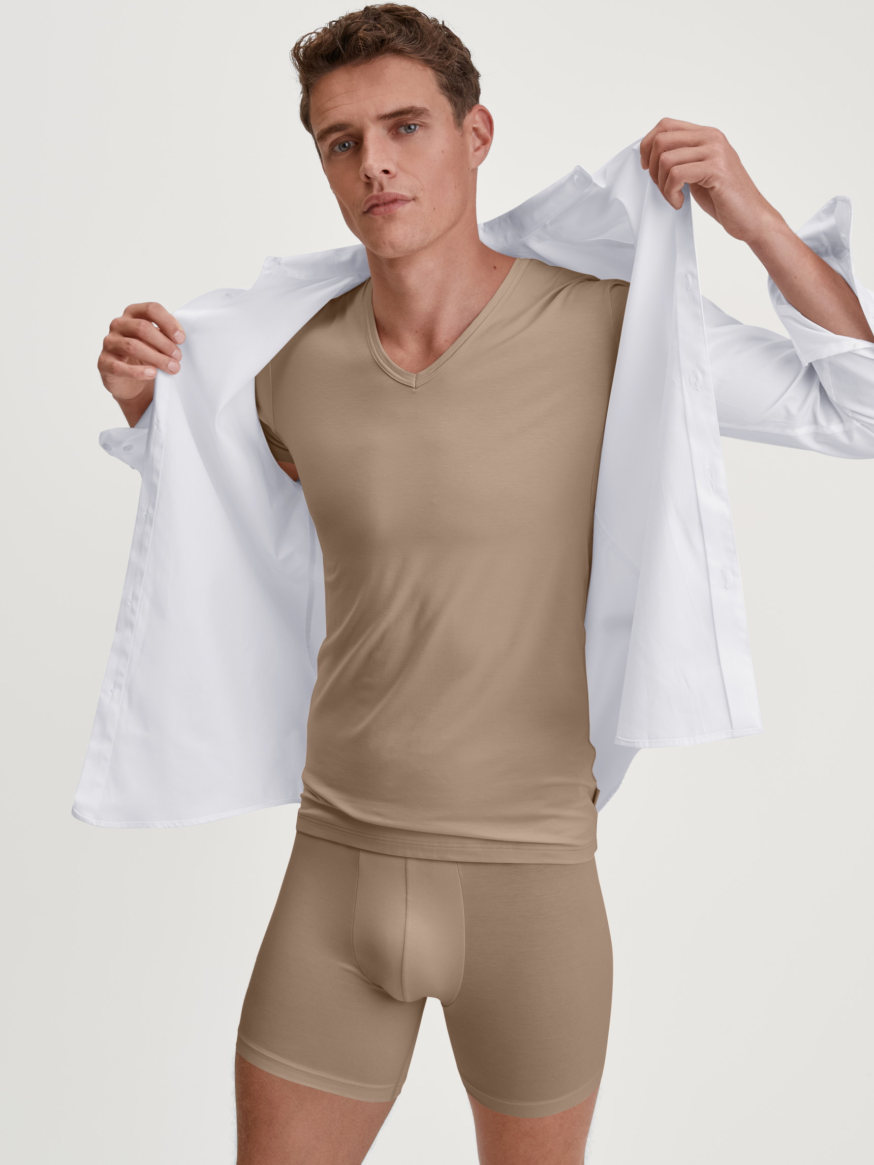 Le mannequin Homme porte le/la Boxer long en TENCEL™ de couleur Beige, Unicolore, de la série Natural Cooling de CALIDA, Image supplémentaire