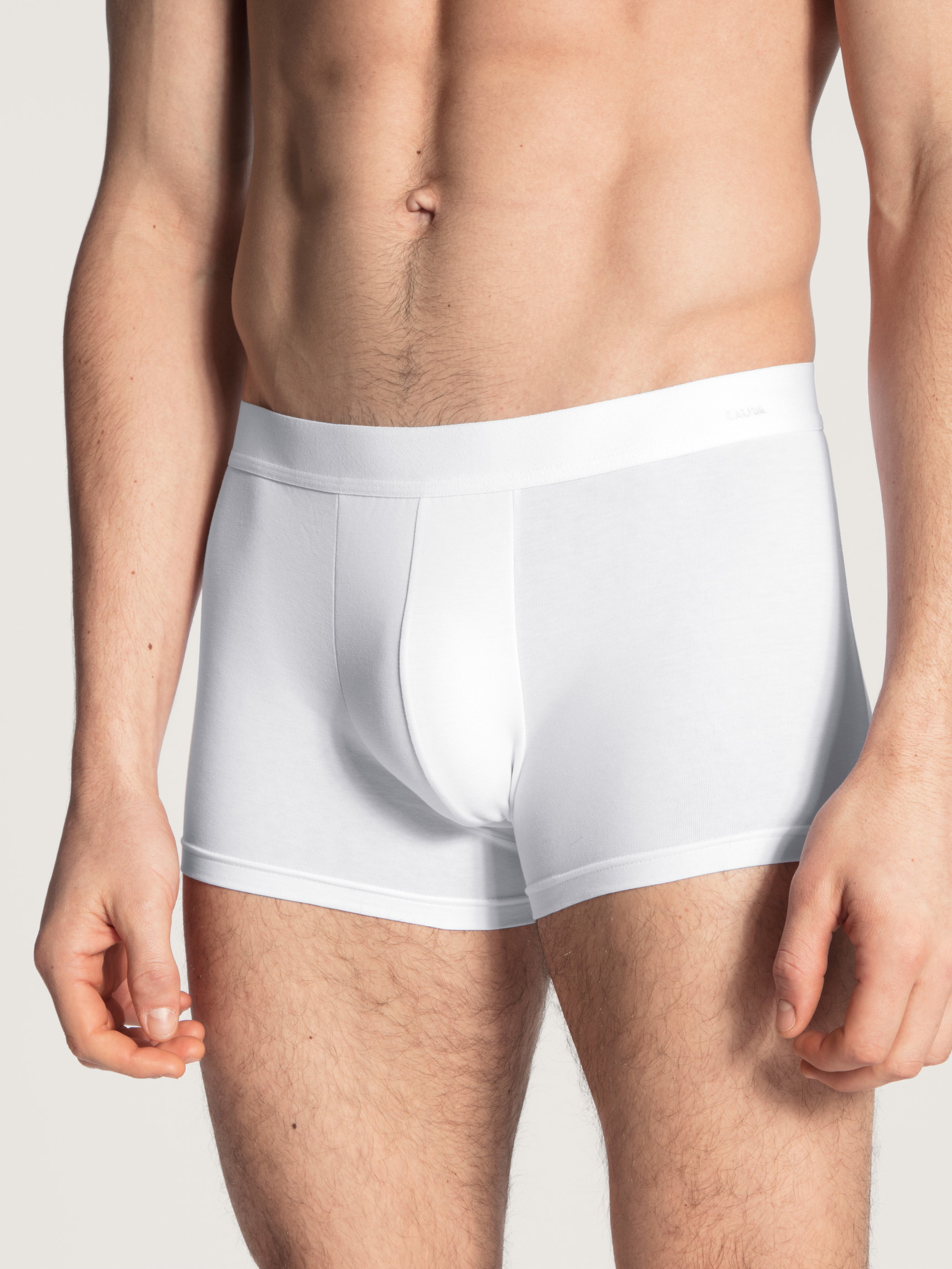 Herren-Model trägt Boxer Brief mit Softbund aus Baumwolle in Weiß, Einfarbig aus Serie Cotton Code von CALIDA, Vorderansicht