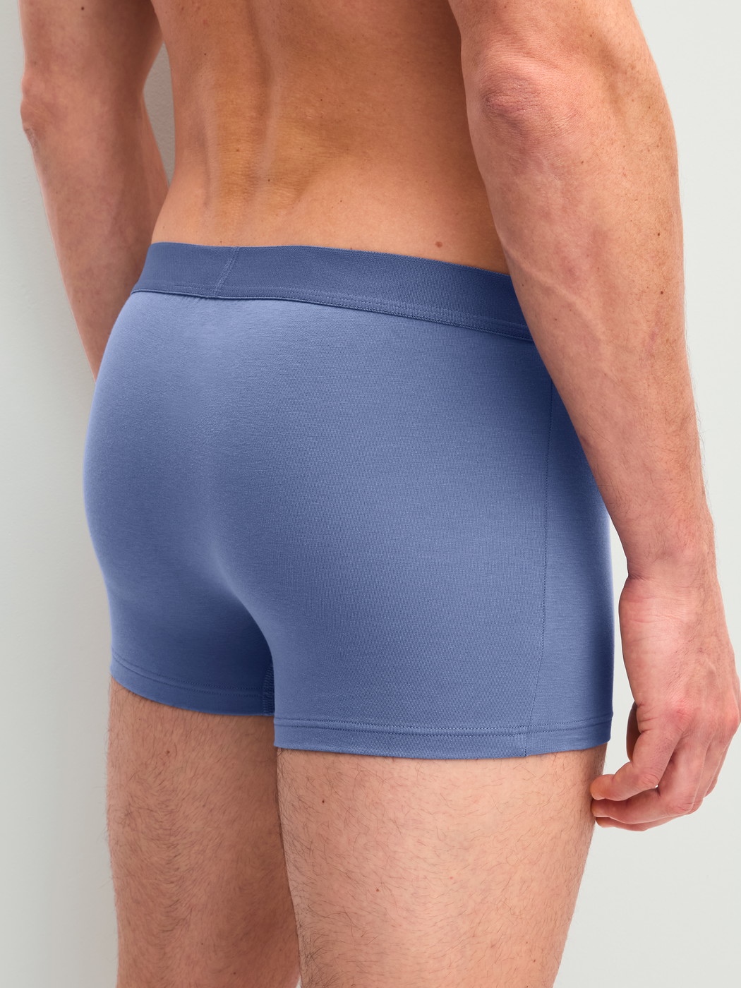 Le mannequin Homme porte le/la Boxer brief en Coton de couleur Gris, Unicolore, de la série Cotton Code de CALIDA, Vue arrière