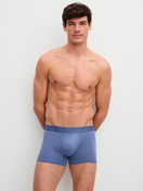 Le mannequin Homme porte le/la Boxer brief en Coton de couleur Gris, Unicolore, de la série Cotton Code de CALIDA, Vue de face