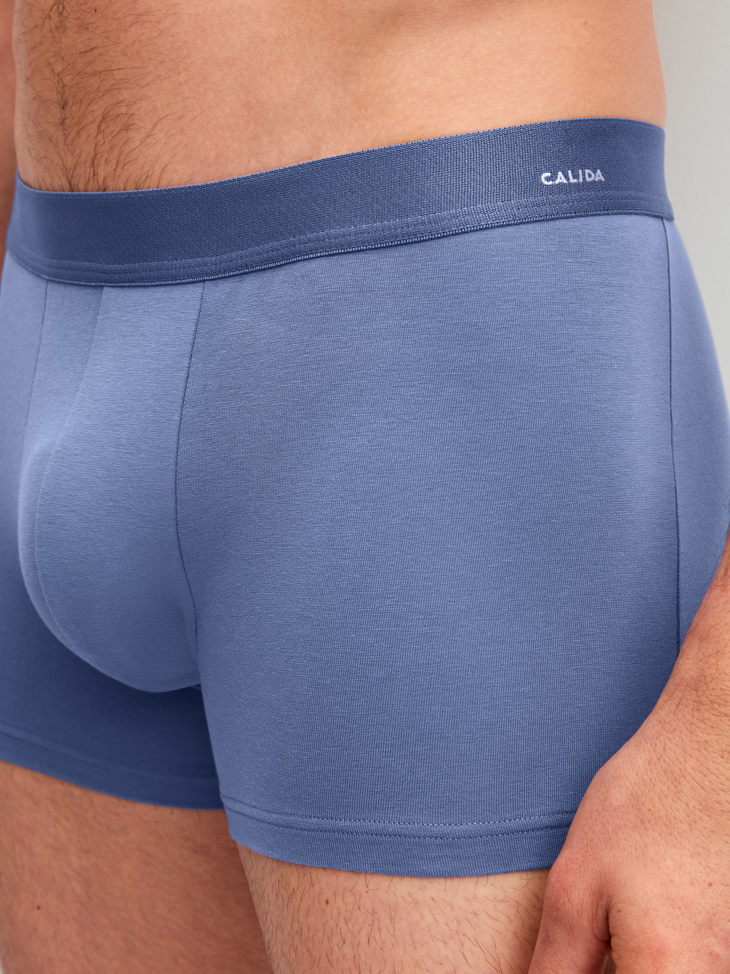 Le mannequin Homme porte le/la Boxer brief en Coton de couleur Gris, Unicolore, de la série Cotton Code de CALIDA, Détail