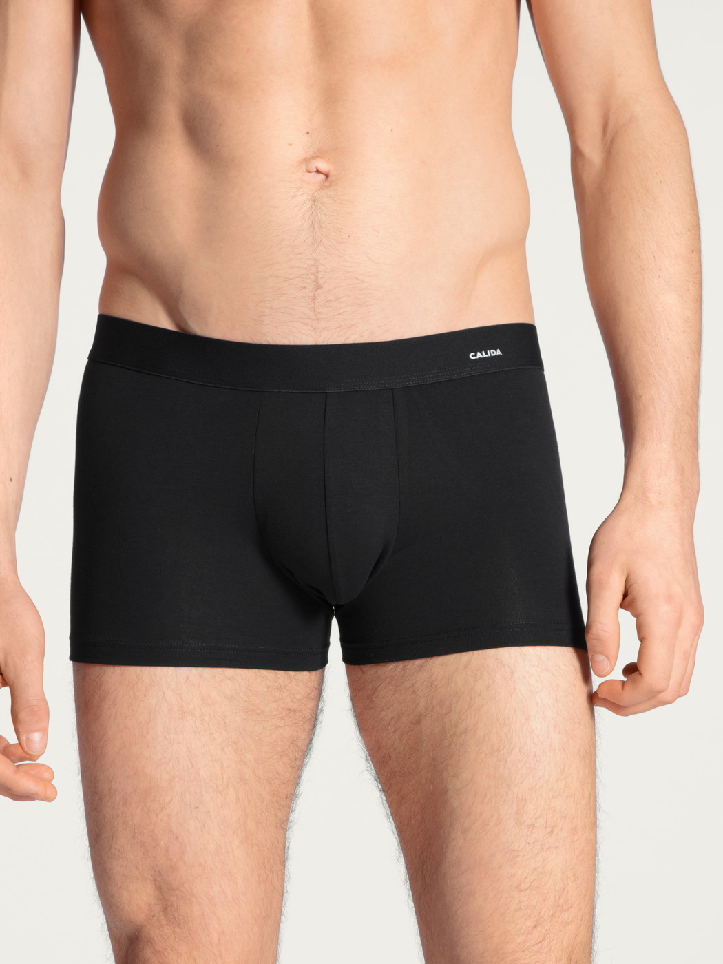 La modella / Il modello Uomo indossa Boxer brief in Cotone di colore Nero, Tinta unita, della serie Cotton Code di CALIDA, Vista frontale