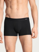 La modella / Il modello Uomo indossa Boxer brief in Cotone di colore Nero, Tinta unita, della serie Cotton Code di CALIDA, Vista frontale