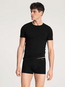 La modella / Il modello Uomo indossa Boxer brief in Cotone di colore Nero, Tinta unita, della serie Cotton Code di CALIDA, Abbigliamento, Vista frontale