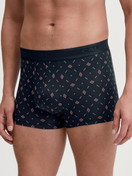 La modella / Il modello Uomo indossa Boxer brief in Cotone di colore Blu, Modello, della serie Swiss Cotton Select di CALIDA, Vista frontale