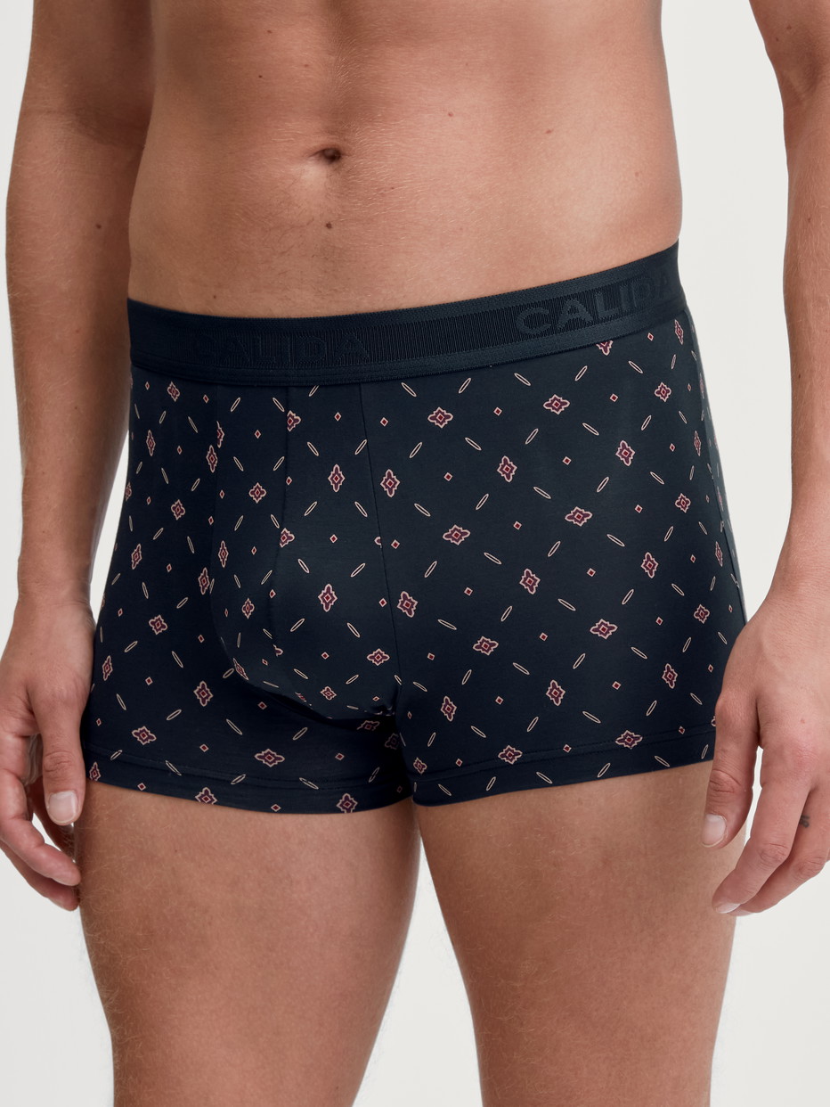 Herren-Model trägt Boxer Brief aus Baumwolle in Blau, Gemustert aus Serie Swiss Cotton Select von CALIDA, Vorderansicht