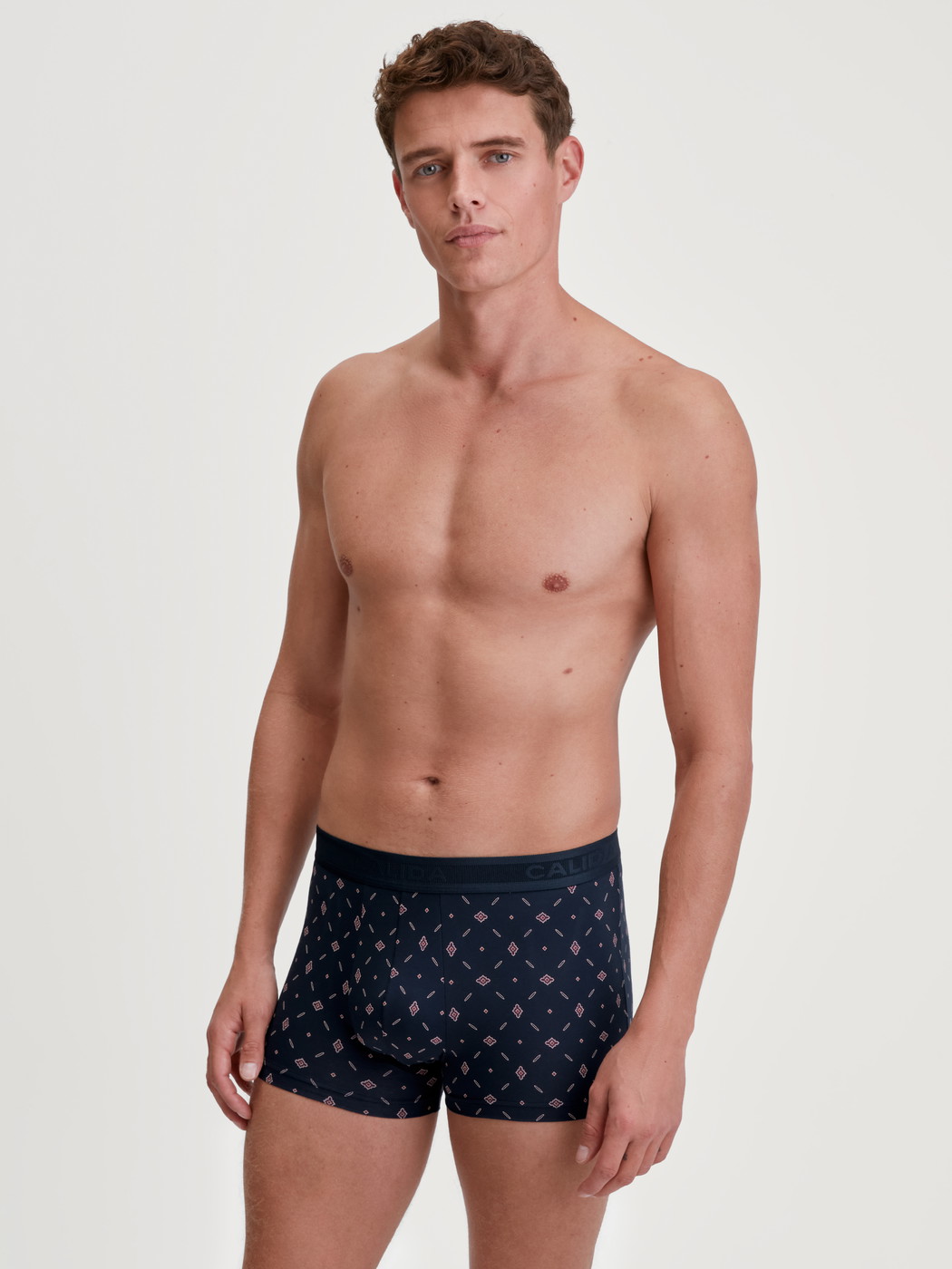 La modella / Il modello Uomo indossa Boxer brief in Cotone di colore Blu, Modello, della serie Swiss Cotton Select di CALIDA, Vista frontale