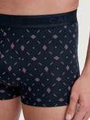 La modella / Il modello Uomo indossa Boxer brief in Cotone di colore Blu, Modello, della serie Swiss Cotton Select di CALIDA, Vista frontale