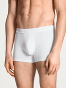 La modella / Il modello Uomo indossa Boxer brief in Cotone di colore Bianco, Tinta unita, della serie Cotton Code di CALIDA, Vista frontale