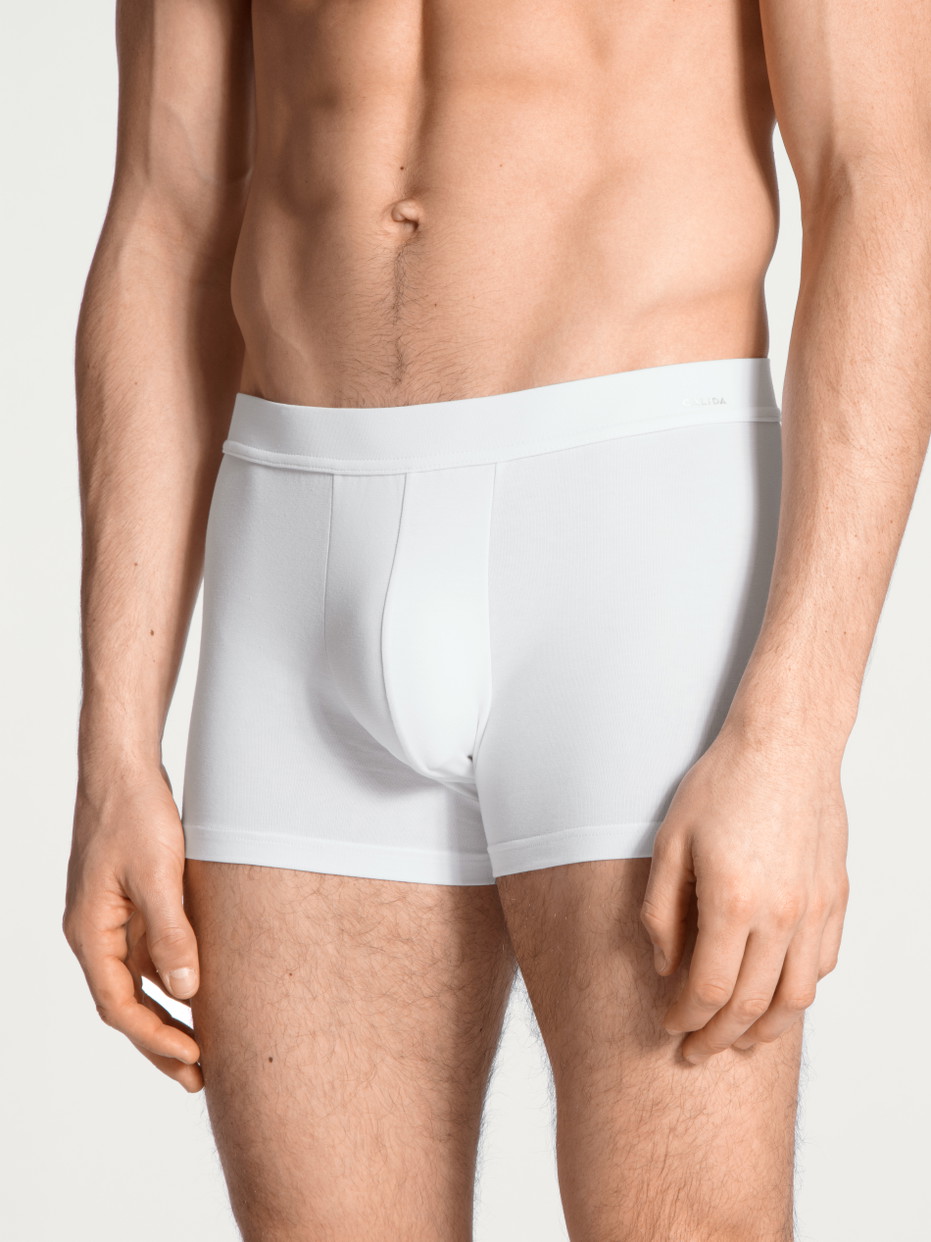 Herren-Model trägt Boxer Brief, Komfortbund aus Baumwolle in Weiß, Einfarbig aus Serie Cotton Code von CALIDA, Vorderansicht