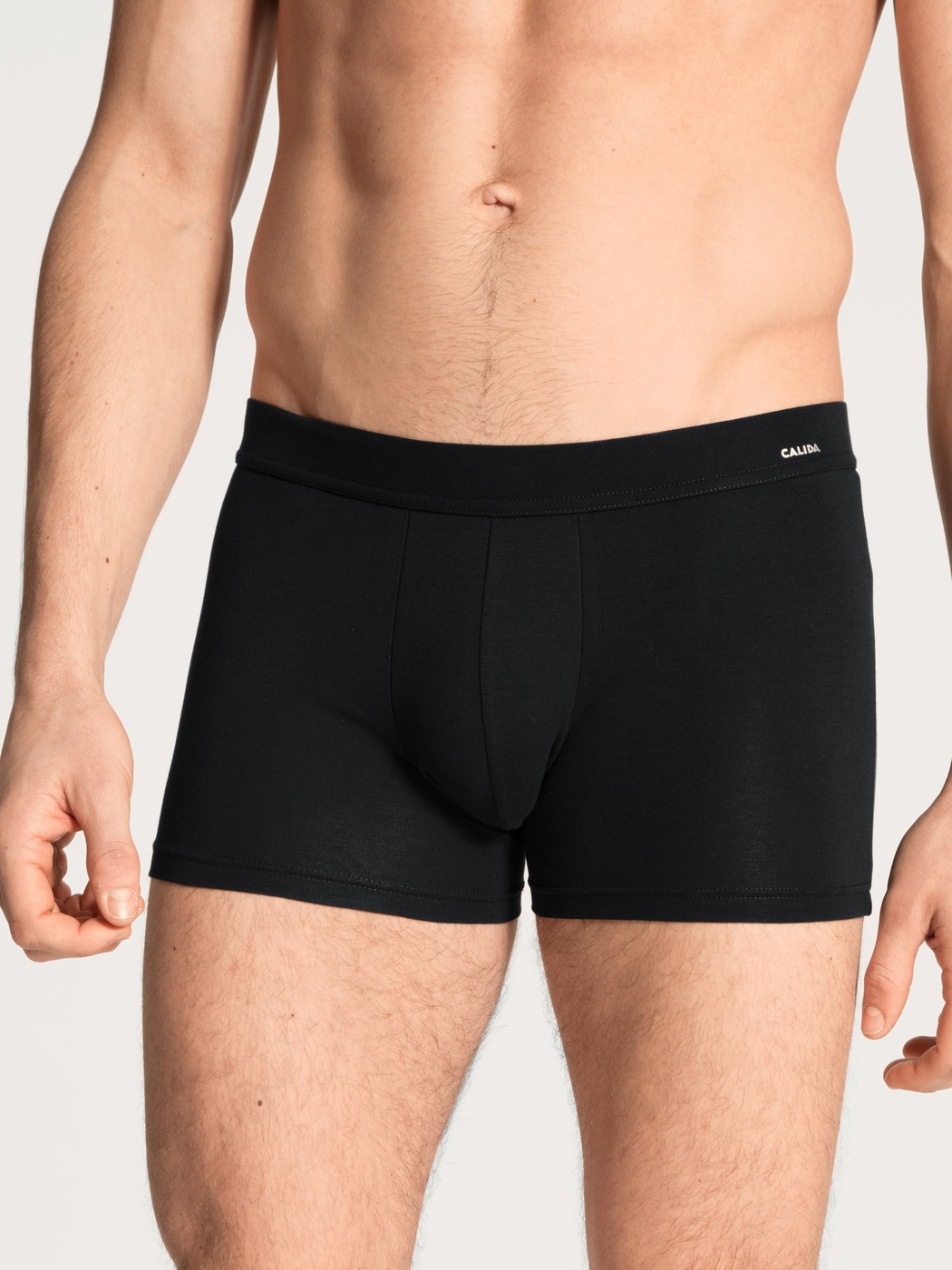 La modella / Il modello Uomo indossa Boxer brief in Cotone di colore Nero, Tinta unita, della serie Cotton Code di CALIDA, Vista frontale