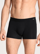 La modella / Il modello Uomo indossa Boxer brief in Cotone di colore Nero, Tinta unita, della serie Cotton Code di CALIDA, Vista frontale