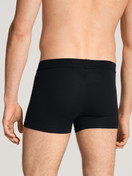 La modella / Il modello Uomo indossa Boxer brief in Cotone di colore Nero, Tinta unita, della serie Cotton Code di CALIDA, Vista posteriore