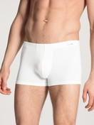 La modella / Il modello Uomo indossa Boxer brief in Cotone di colore Bianco, Tinta unita, della serie Evolution di CALIDA, Vista frontale