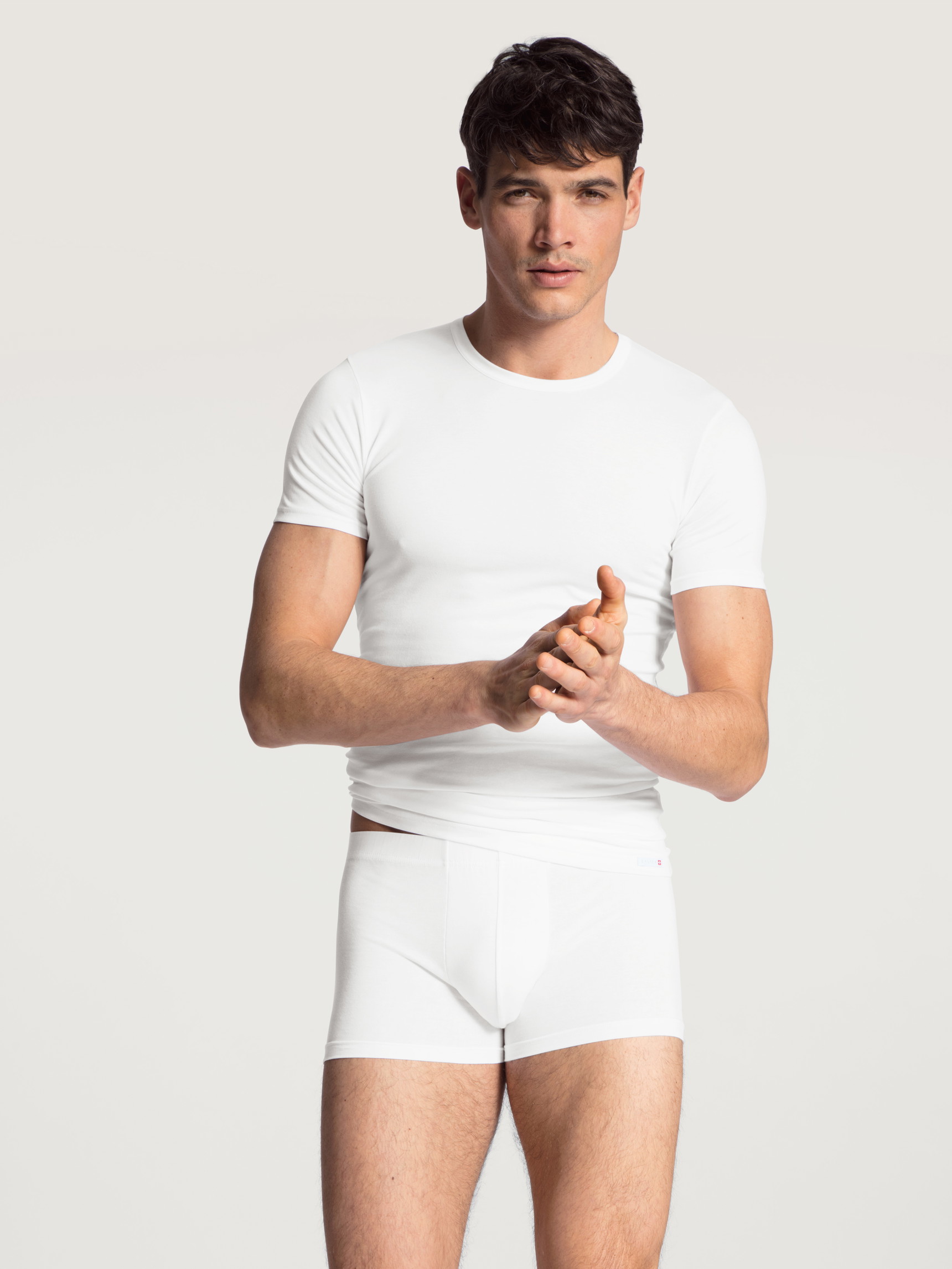 Herren-Model trägt Boxer Brief aus Baumwolle in Weiß, Einfarbig aus Serie Evolution von CALIDA, Outfit, Vorderansicht