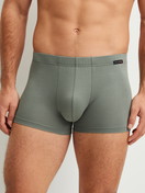 La modella / Il modello Uomo indossa Boxer brief in Cotone di colore Verde, Tinta unita, della serie Evolution di CALIDA, Vista frontale