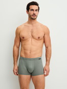La modella / Il modello Uomo indossa Boxer brief in Cotone di colore Verde, Tinta unita, della serie Evolution di CALIDA, Abbigliamento