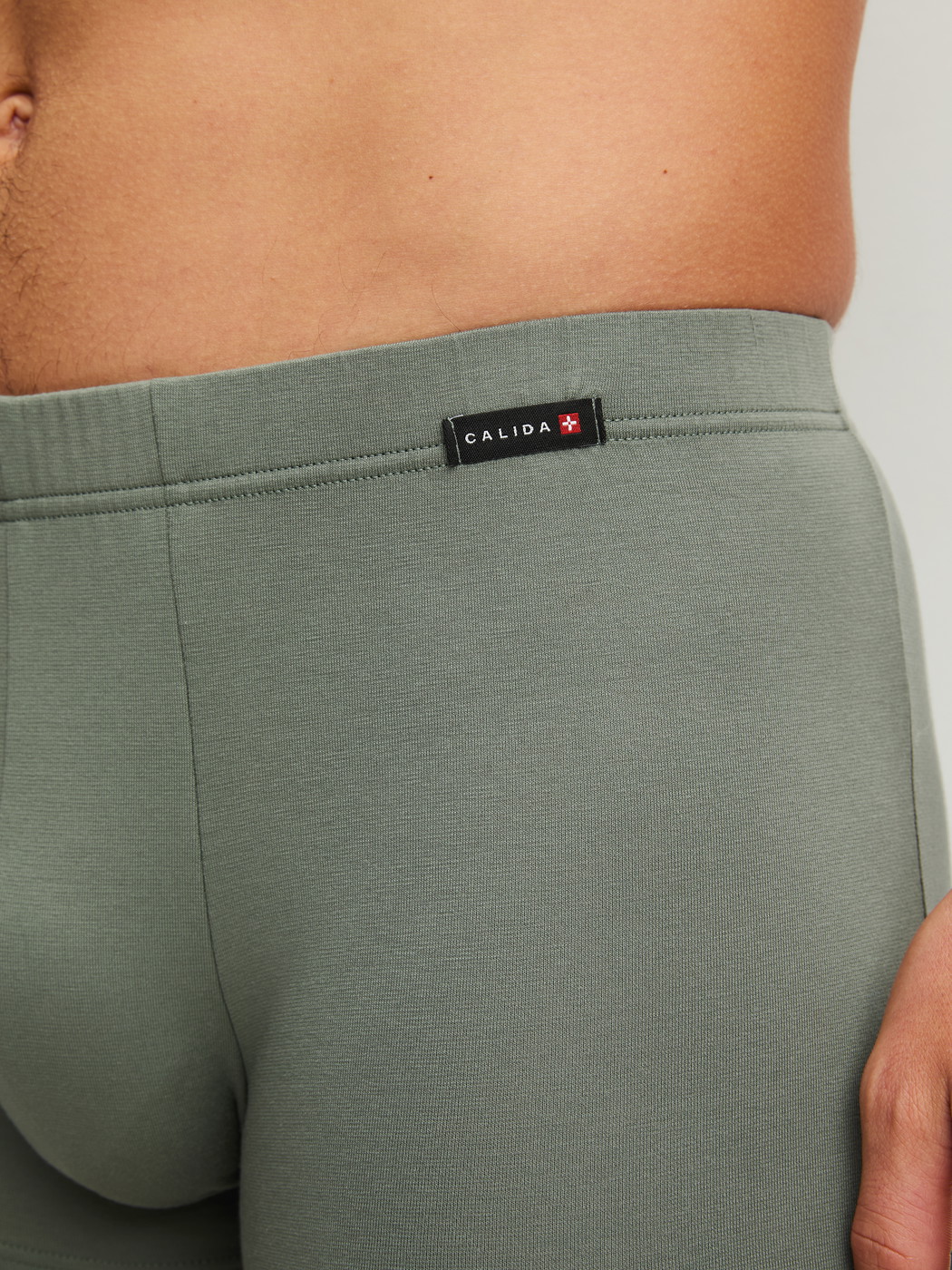 La modella / Il modello Uomo indossa Boxer brief in Cotone di colore Verde, Tinta unita, della serie Evolution di CALIDA, Dettaglio