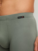 La modella / Il modello Uomo indossa Boxer brief in Cotone di colore Verde, Tinta unita, della serie Evolution di CALIDA, Dettaglio