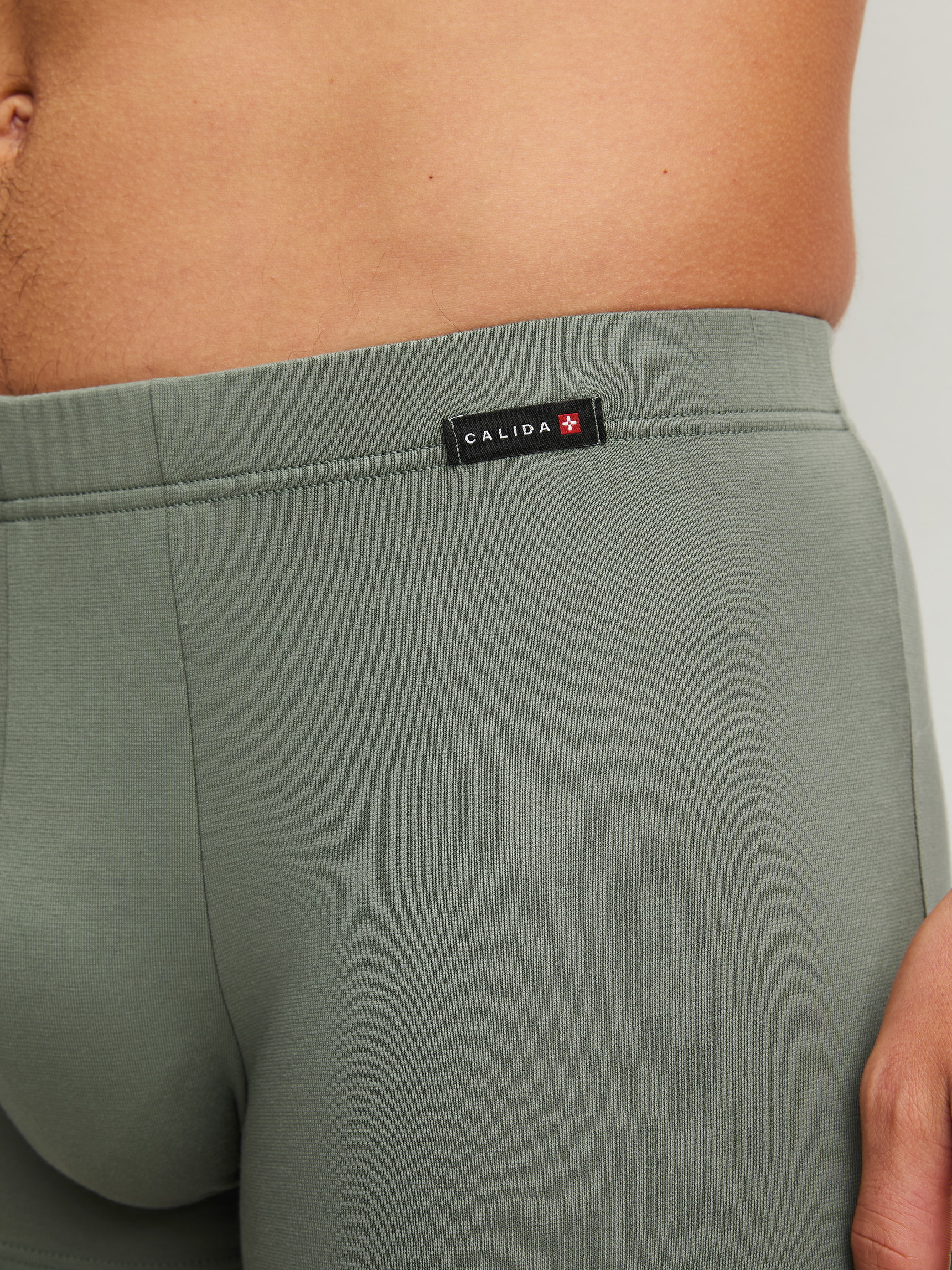 La modella / Il modello Uomo indossa Boxer brief in Cotone di colore Verde, Tinta unita, della serie Evolution di CALIDA, Dettaglio