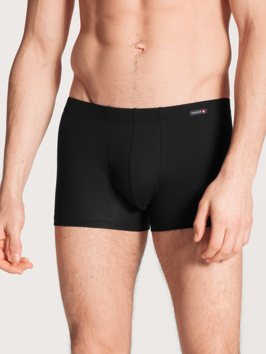 Le mannequin Homme porte le/la Boxer brief en Coton de couleur Noir, Unicolore, de la série Evolution de CALIDA, Vue de face