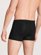 Le mannequin Homme porte le/la Boxer brief en Coton de couleur Noir, Unicolore, de la série Evolution de CALIDA, Vue arrière